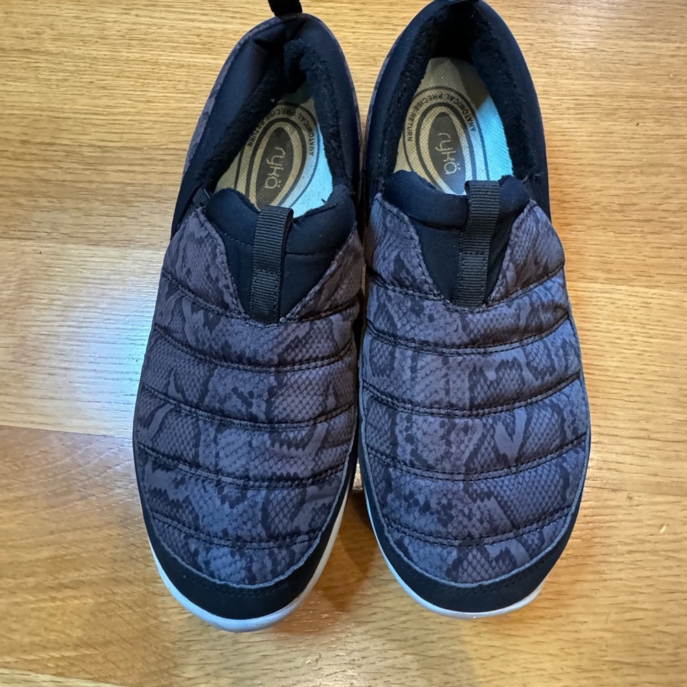 Ryka Women’s Black Slip-On Shoes Size 8 Snakeskin Camo style look pattern
